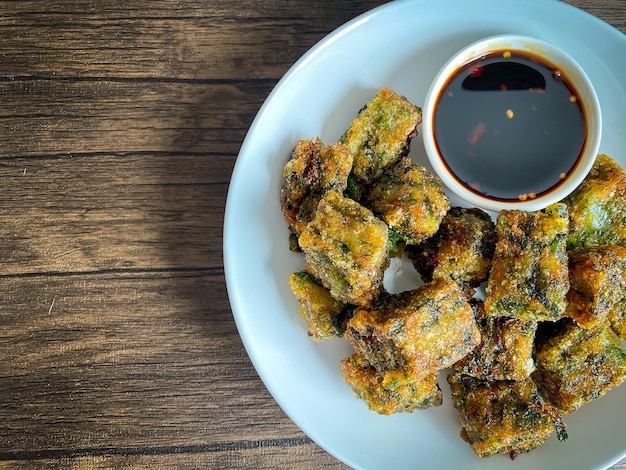 Photo fried chinese chives ready to eat on the table