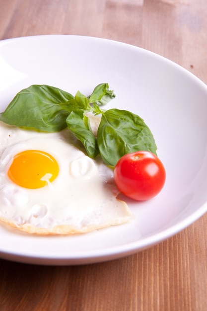 Fried egg with tomato