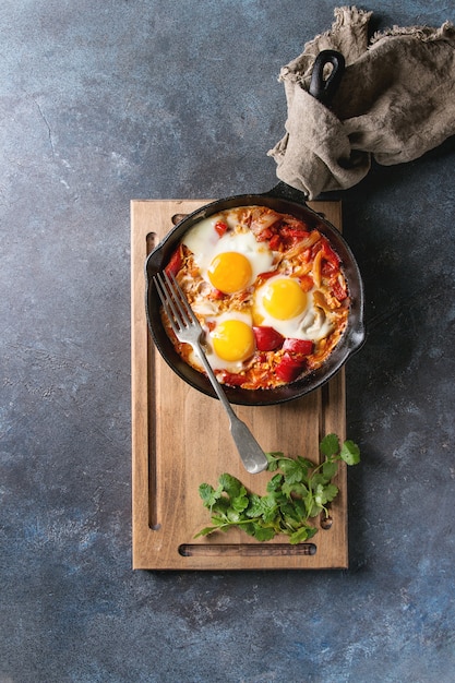 Photo fried egg with vegetables