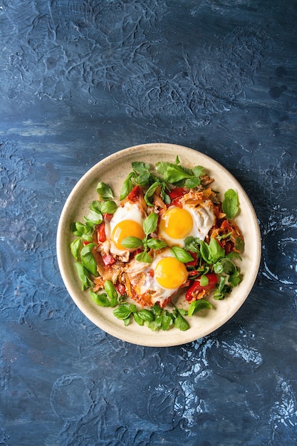 Fried egg with vegetables