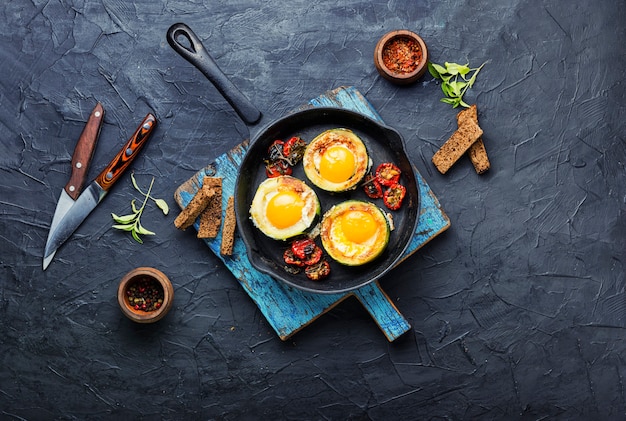 Photo fried eggs with tomatoes and bread in frying pan