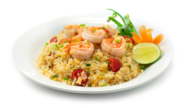 Fried rice with shrimps and tomatoes