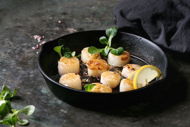 Fried scallops with butter sauce