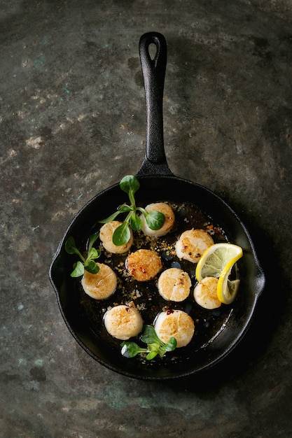 Fried scallops with butter sauce