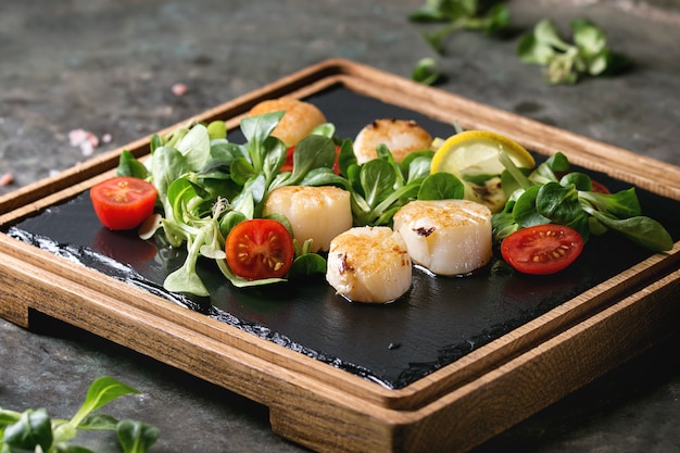 Fried scallops with butter sauce