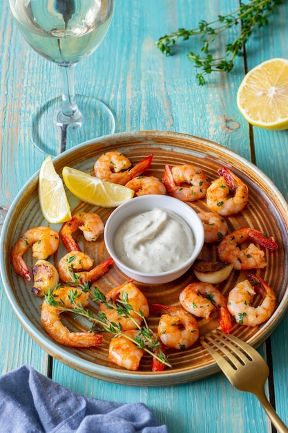 Fried shrimp with thyme, lemon and white sauce.