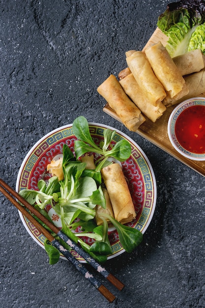 Photo fried spring rolls with sauce