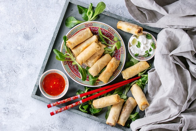 Photo fried spring rolls with sauce