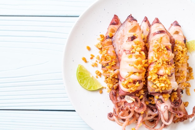 Fried squid with garlic