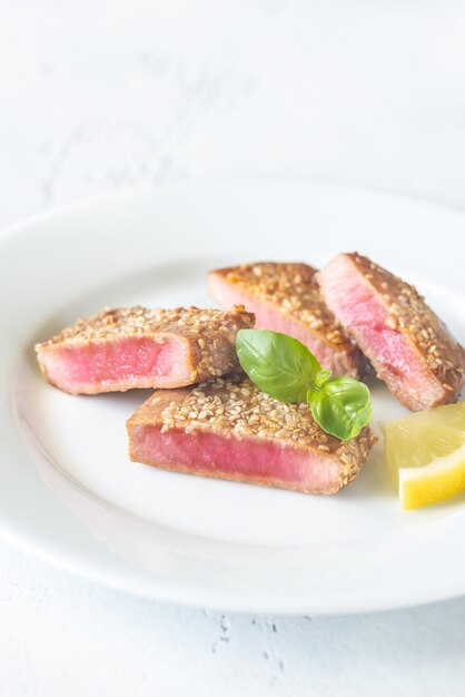 Photo fried tuna in sesame seeds