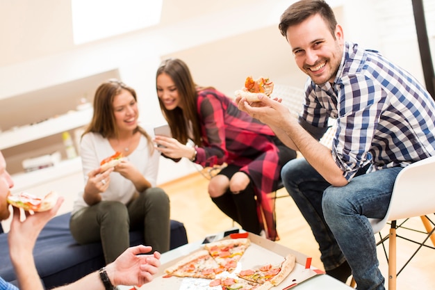 Friends eating pizza