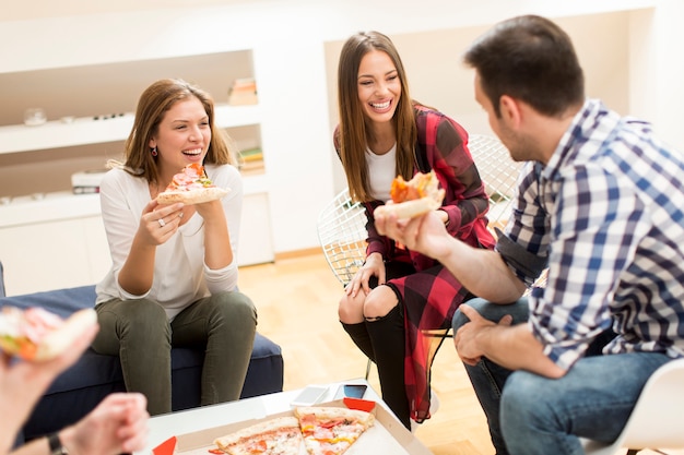 Friends eating pizza