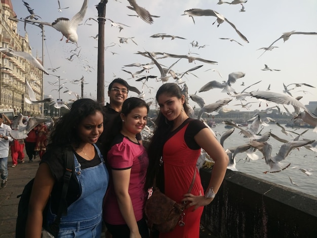 Photo friends enjoying while standing by sea