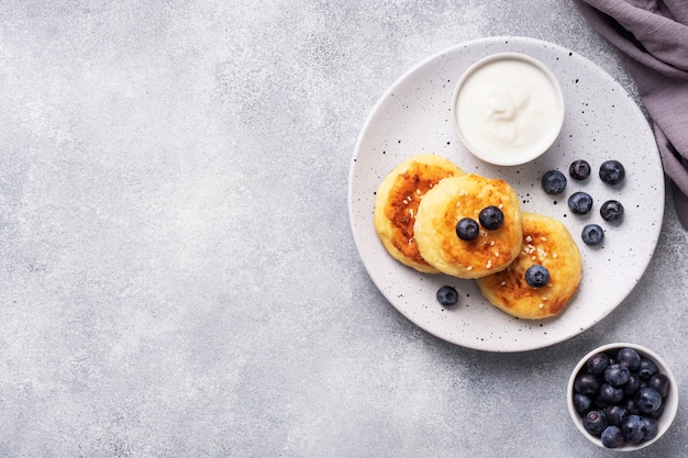 Fritters of cottage cheese with blueberries.