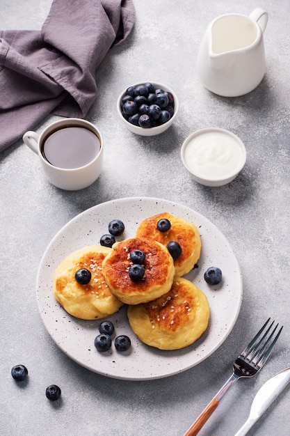 Fritters of cottage cheese with blueberries.