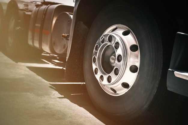 Front of Semi Truck Wheels Tires Chrome Wheels Rubber Vechicle Tyres Freight Trucks Transport