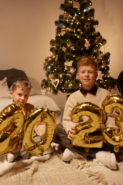 Photo front view boys holding balloons