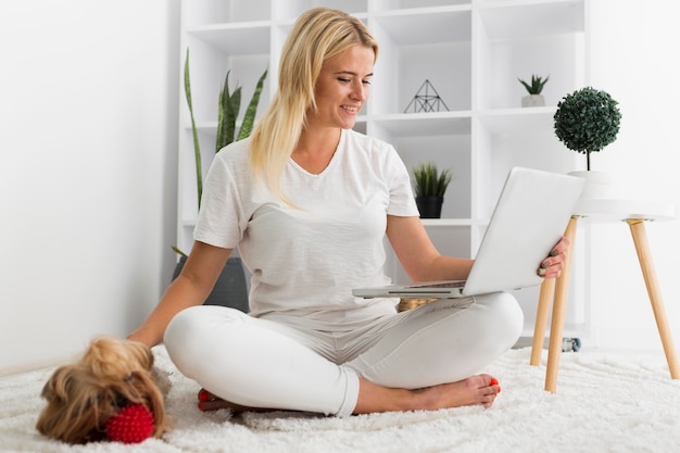 Photo front view casual woman working from home