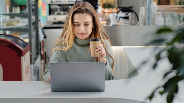 Photo front view caucasian busy focused woman girl freelancer worker user smm specialist marketer working