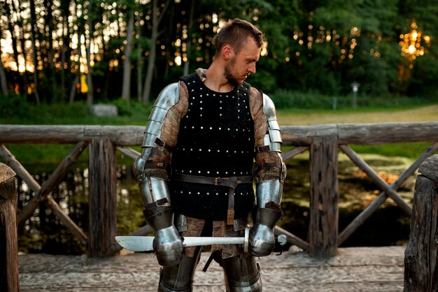 Photo front view man posing as a medieval soldier