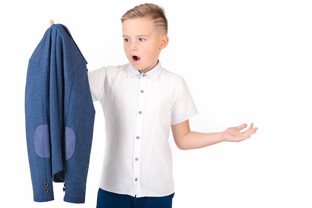 Photo front view portrait of disappointed student holds the school suit white studio background