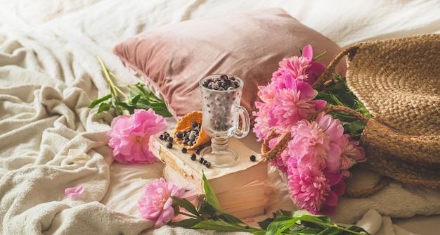 Photo frozen berries blackcurrant and flowers