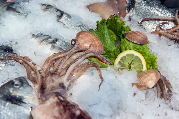 Photo frozen fish and seafood on ice in market