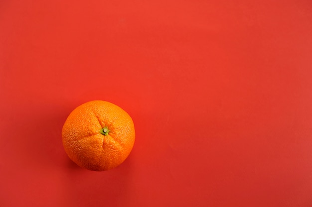 Photo fruit orange on red background