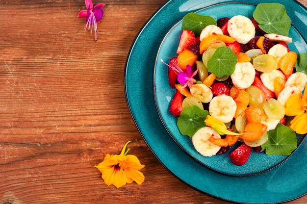 Photo fruit salad with nasturtium copy space