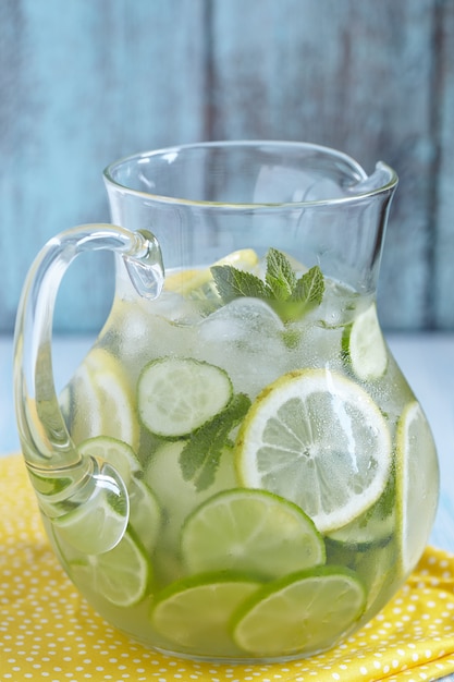 Photo fruit water in glass pitcher