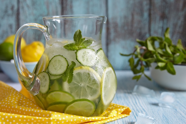 Photo fruit water in glass pitcher