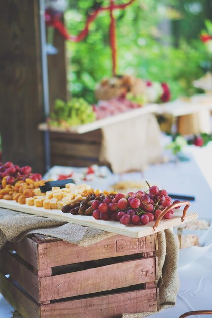 Photo fruits on table at market stall