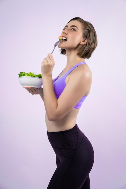 Photo full body length gaiety shot athletic and sporty young woman with healthy vegan