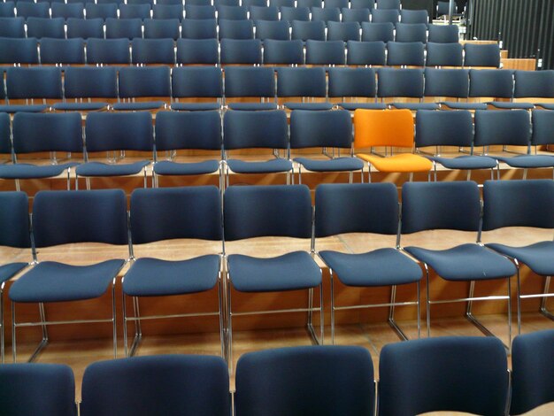 Photo full frame shot of chairs arranged in a row