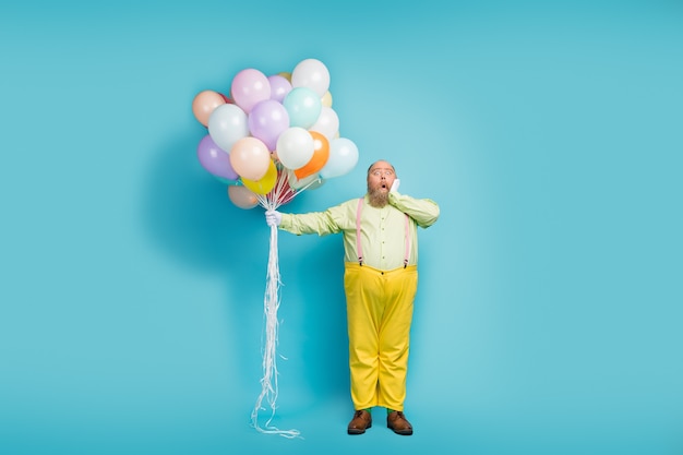 Photo full length body size view of mature guy holding in hand air balls excited