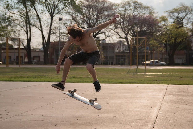 Photo full length of man skateboarding