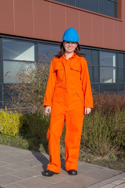 Photo full length of man standing against orange wall