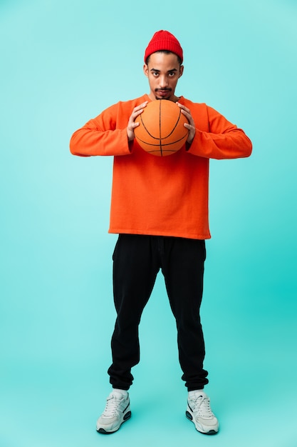 Photo full length portrait of a confident young afro american man