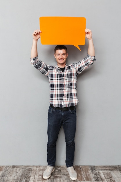 Photo full length portrait of a friendly young man