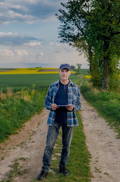 Photo full length portrait of man standing on field