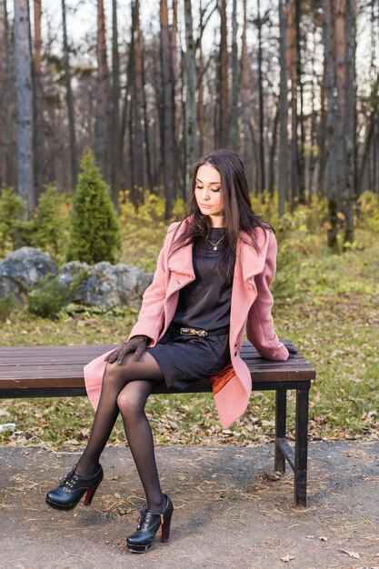 Photo full length portrait of young woman sitting on seat