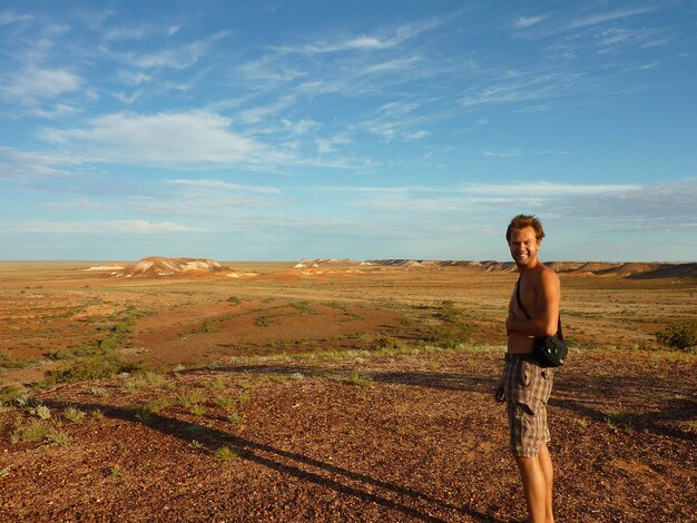 Photo full length of shirtless man standing on field