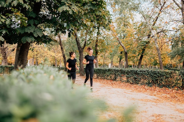 Photo full length of smiling woman running in park