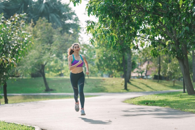 Photo full length of woman jogging on road at park