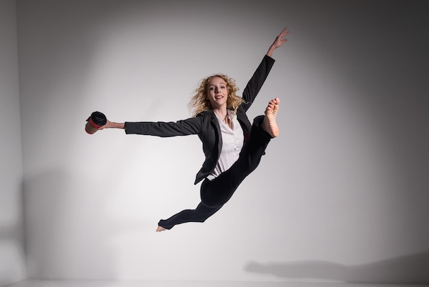 Photo full length of woman jumping against gray background