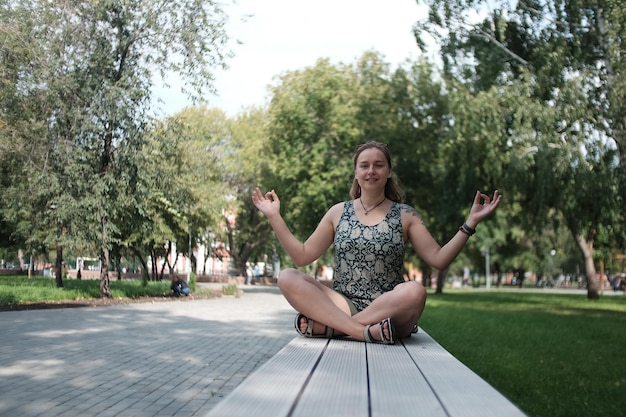 Photo full length of woman sitting in park