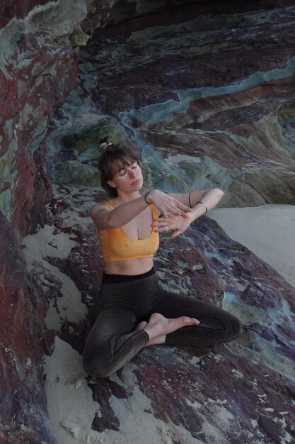 Photo full length of woman sitting on rock