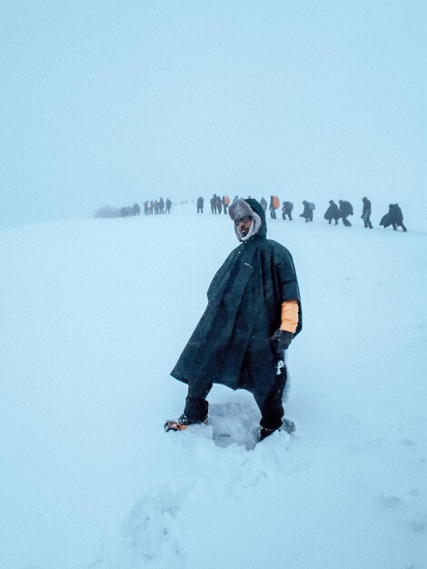 Photo full length of woman on snow covered land