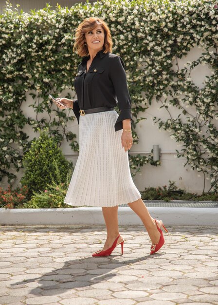 Photo full length of woman standing against wall