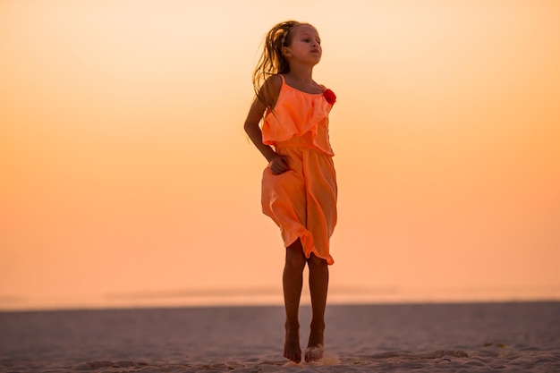 Photo full length of woman standing on beach during sunset